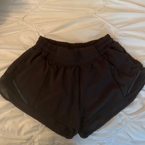 Lululemon hotty hot 2.5 black shorts size 4 low rise